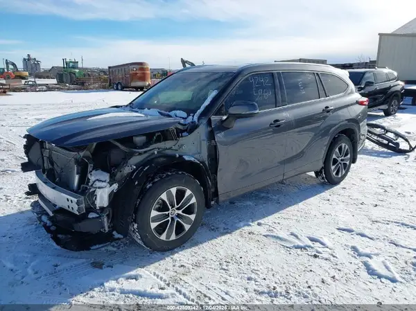 5TDHZRBH8MS556446 2021 TOYOTA HIGHLANDER - Image 2