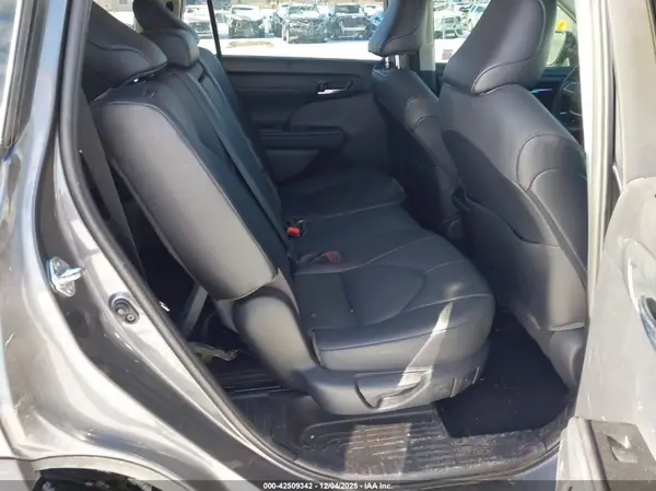 5TDHZRBH8MS556446 2021 TOYOTA HIGHLANDER - Image 8