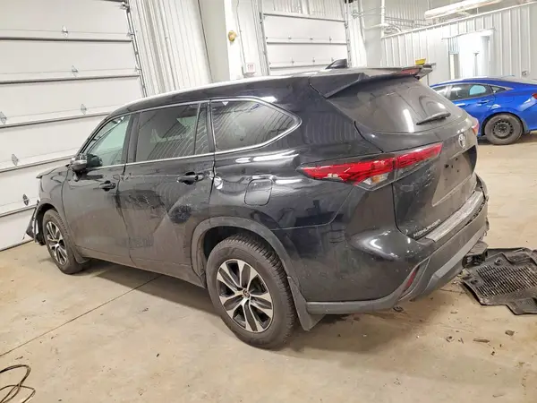 5TDHZRBH8NS172474 2022 TOYOTA HIGHLANDER - Image 2