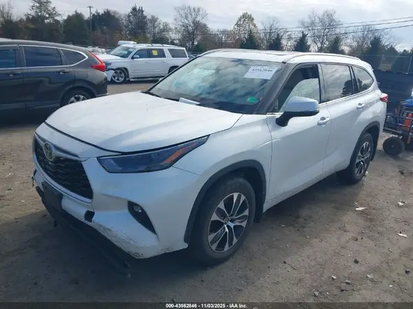5TDHZRBH8NS174726 2022 TOYOTA HIGHLANDER - Image 2