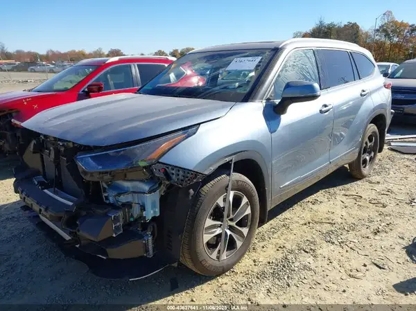 5TDHZRBH8NS242636 2022 TOYOTA HIGHLANDER - Image 2