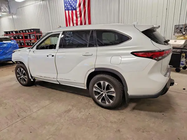 5TDHZRBH8NS249683 2022 TOYOTA HIGHLANDER - Image 2