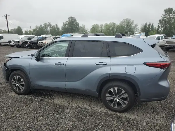 5TDHZRBH8NS257282 2022 TOYOTA HIGHLANDER - Image 2