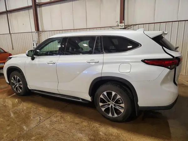 5TDHZRBH8NS563365 2022 TOYOTA HIGHLANDER - Image 2