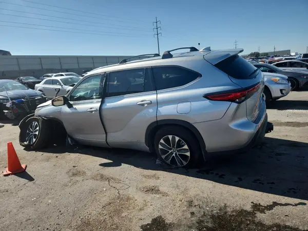 5TDHZRBH8NS572048 2022 TOYOTA HIGHLANDER - Image 2