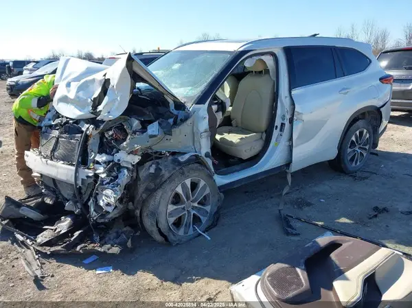 5TDHZRBH8NS577430 2022 TOYOTA HIGHLANDER - Image 2