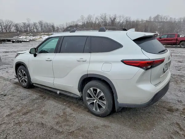 5TDHZRBH8NS581817 2022 TOYOTA HIGHLANDER - Image 2