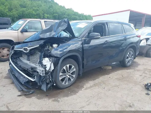 5TDHZRBH8NS582062 2022 TOYOTA HIGHLANDER - Image 2