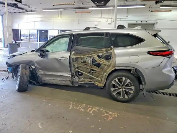 5TDHZRBH9LS513894 2020 TOYOTA HIGHLANDER - Image 2