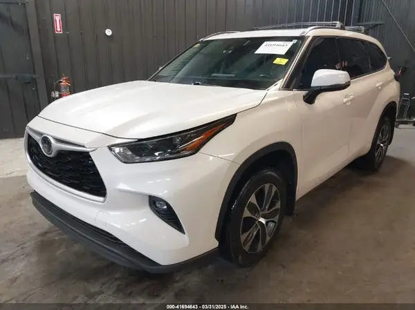5TDHZRBH9MS078313 2021 TOYOTA HIGHLANDER - Image 2