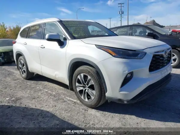 5TDHZRBH9MS083561 2021 TOYOTA HIGHLANDER - Image 2