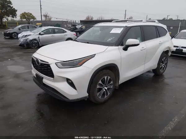 5TDHZRBH9MS547187 2021 TOYOTA HIGHLANDER - Image 2