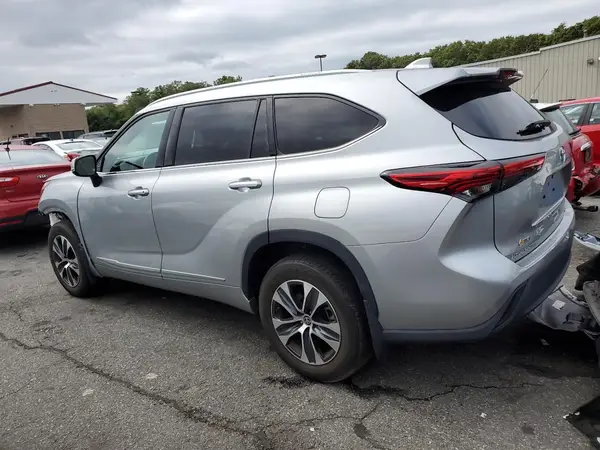 5TDHZRBH9NS581597 2022 TOYOTA HIGHLANDER - Image 2