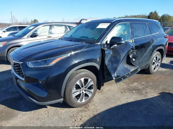 5TDHZRBHXMS057972 2021 TOYOTA HIGHLANDER - Image 2