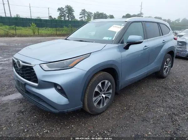 5TDHZRBHXMS067479 2021 TOYOTA HIGHLANDER - Image 2