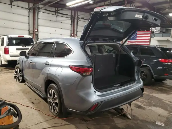 5TDHZRBHXMS072780 2021 TOYOTA HIGHLANDER - Image 2