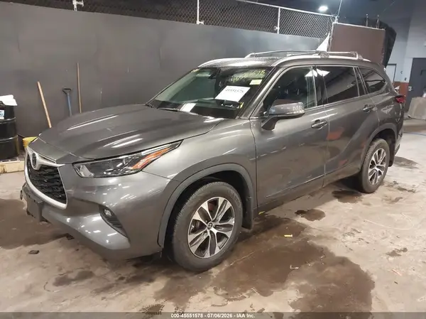 5TDHZRBHXNS175120 2022 TOYOTA HIGHLANDER - Image 2