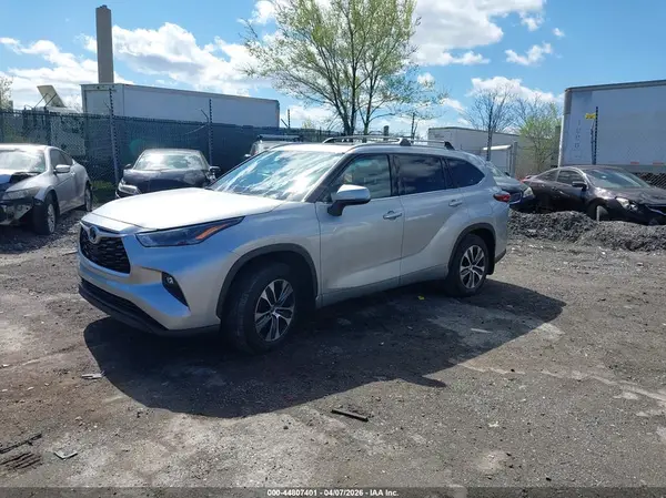 5TDHZRBHXNS586016 2022 TOYOTA HIGHLANDER - Image 2