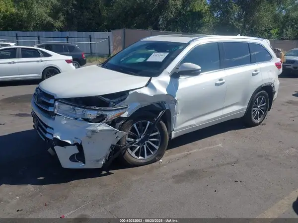 5TDJGRFH0HS021134 2017 TOYOTA HIGHLANDER - Image 2