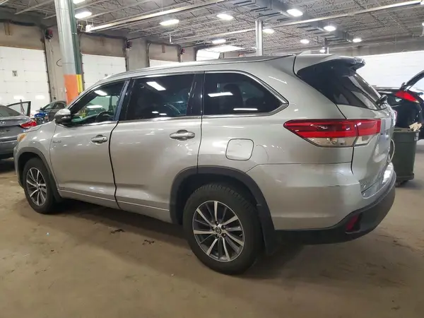 5TDJGRFH0HS022140 2017 TOYOTA HIGHLANDER - Image 2