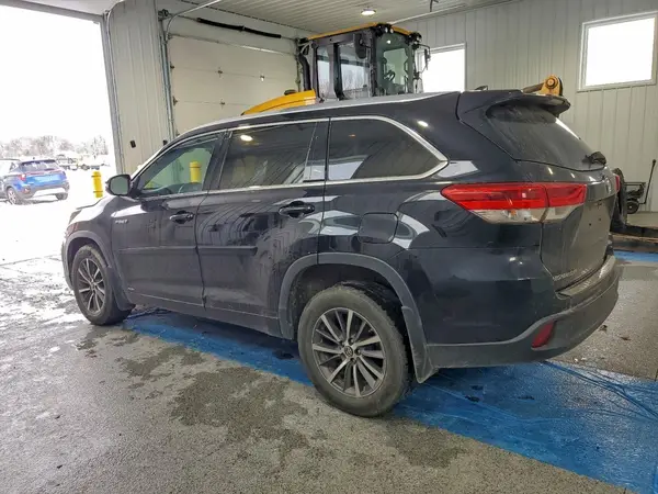 5TDJGRFH0HS022574 2017 TOYOTA HIGHLANDER - Image 2