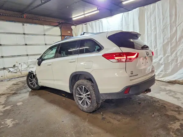 5TDJGRFH0HS027385 2017 TOYOTA HIGHLANDER - Image 2
