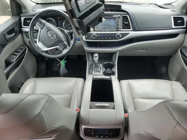 5TDJGRFH1HS024883 2017 TOYOTA HIGHLANDER - Image 8