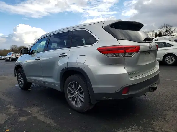 5TDJGRFH1HS030764 2017 TOYOTA HIGHLANDER - Image 2