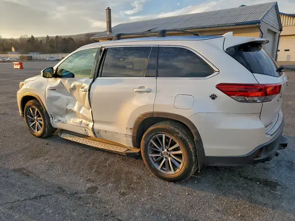 5TDJGRFH1HS032532 2017 TOYOTA HIGHLANDER - Image 2