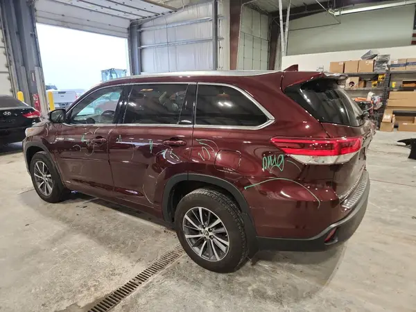 5TDJGRFH1HS035818 2017 TOYOTA HIGHLANDER - Image 2