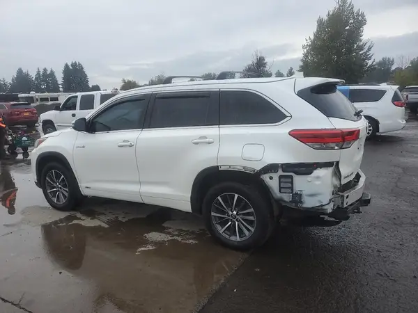 5TDJGRFH1JS045884 2018 TOYOTA HIGHLANDER - Image 2