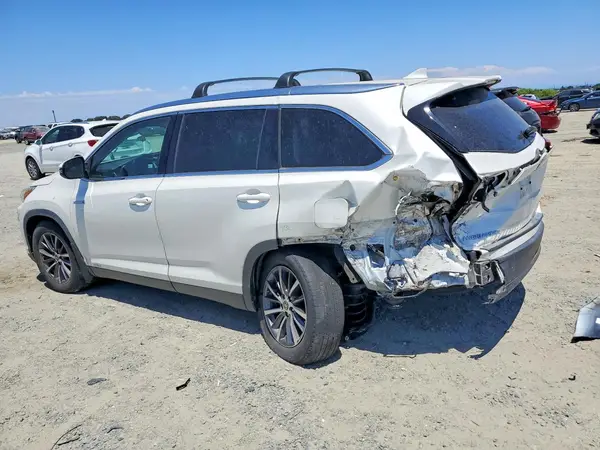 5TDJGRFH1KS078563 2019 TOYOTA HIGHLANDER - Image 2