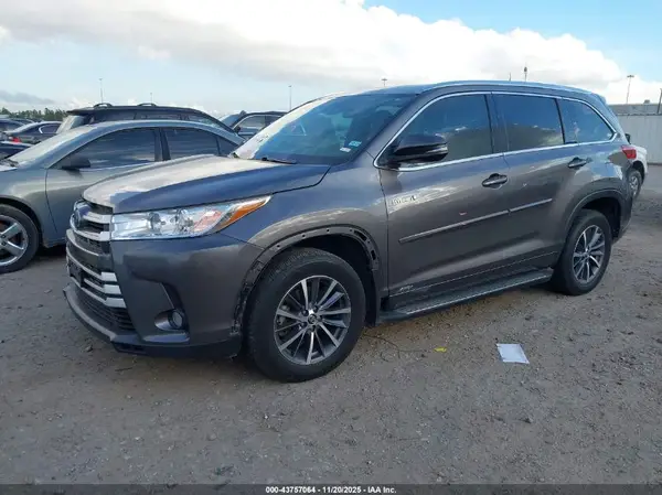 5TDJGRFH2HS033155 2017 TOYOTA HIGHLANDER - Image 2