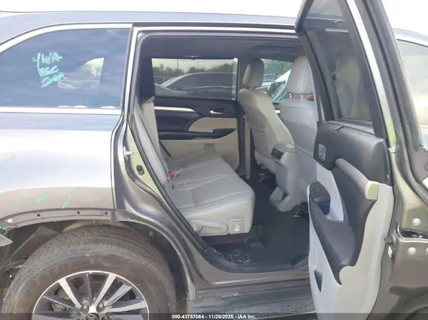 5TDJGRFH2HS033155 2017 TOYOTA HIGHLANDER - Image 8