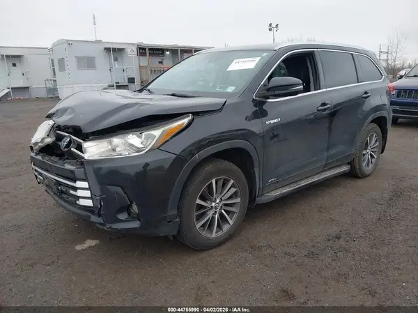 5TDJGRFH2JS040256 2018 TOYOTA HIGHLANDER - Image 2