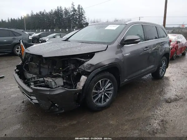 5TDJGRFH2JS051225 2018 TOYOTA HIGHLANDER - Image 2