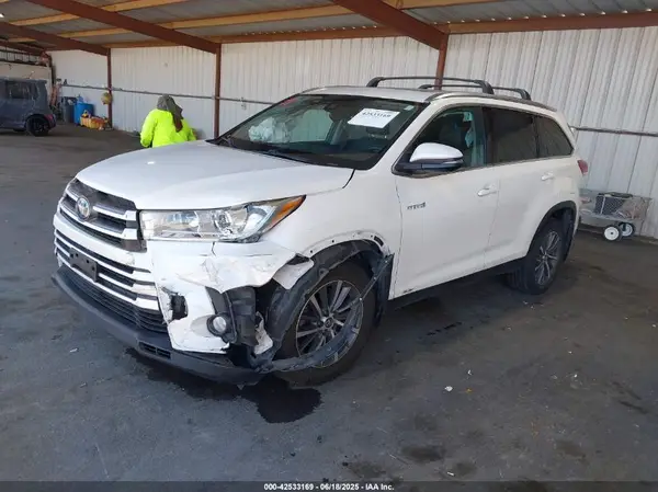 5TDJGRFH2KS077843 2019 TOYOTA HIGHLANDER - Image 2