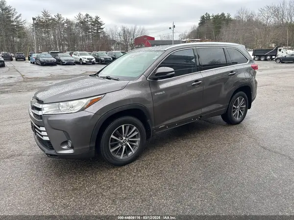 5TDJGRFH3HS026182 2017 TOYOTA HIGHLANDER - Image 2