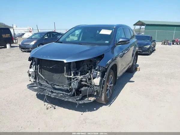 5TDJGRFH3HS035870 2017 TOYOTA HIGHLANDER - Image 2