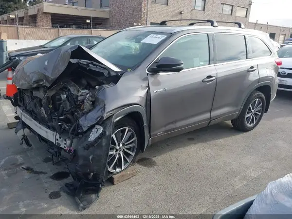 5TDJGRFH3JS042615 2018 TOYOTA HIGHLANDER - Image 2