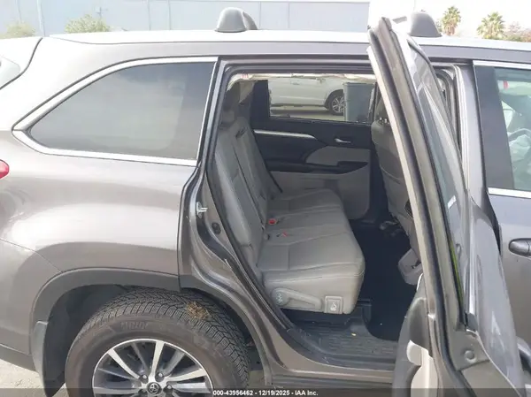 5TDJGRFH3JS042615 2018 TOYOTA HIGHLANDER - Image 8