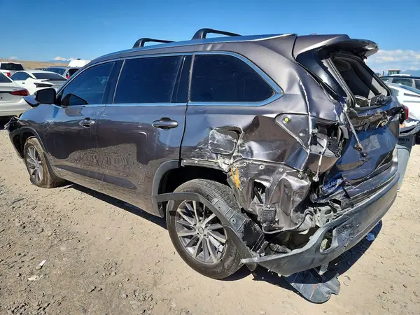 5TDJGRFH3JS047247 2018 TOYOTA HIGHLANDER - Image 2