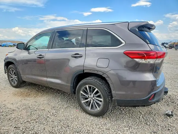 5TDJGRFH3JS048477 2018 TOYOTA HIGHLANDER - Image 2