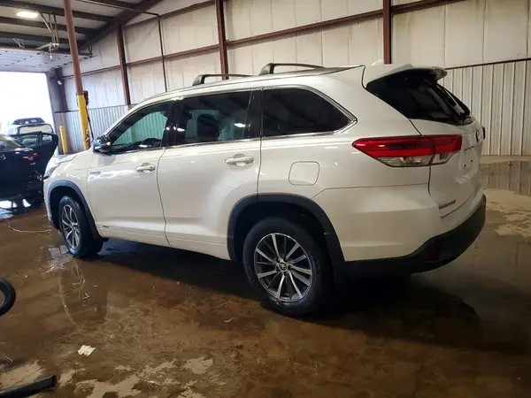 5TDJGRFH3JS051363 2018 TOYOTA HIGHLANDER - Image 2