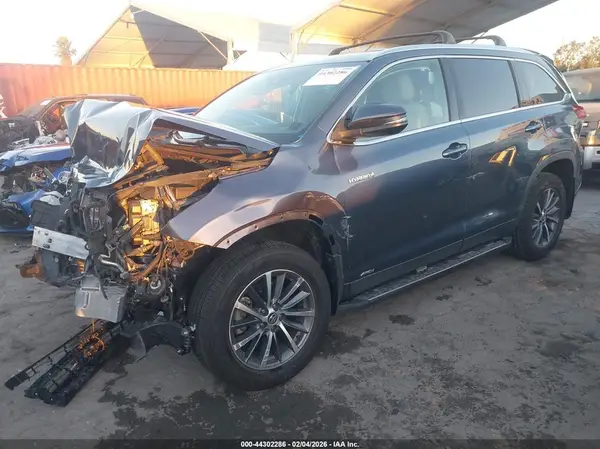 5TDJGRFH3KS076846 2019 TOYOTA HIGHLANDER - Image 2