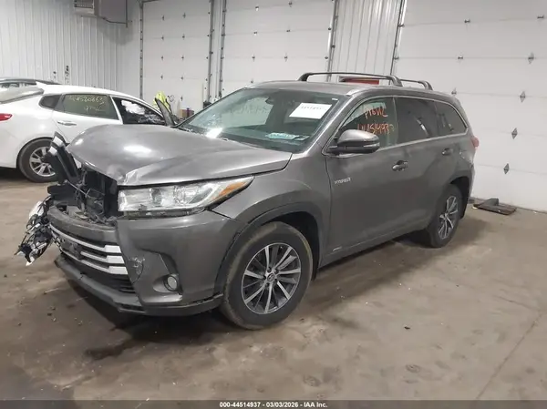 5TDJGRFH4HS028166 2017 TOYOTA HIGHLANDER - Image 2