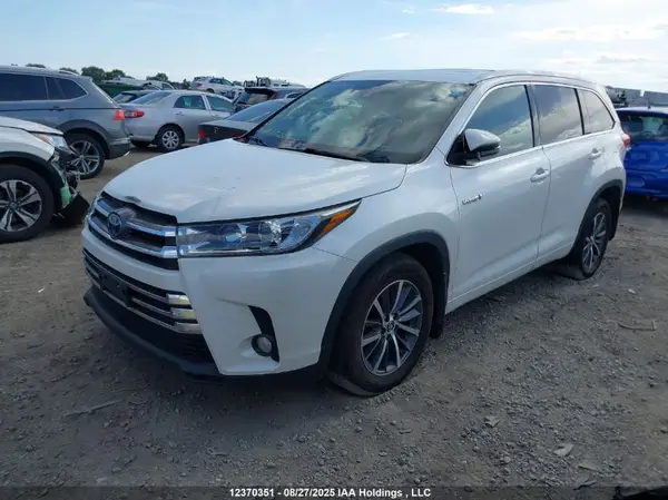 5TDJGRFH4JS046611 2018 TOYOTA HIGHLANDER - Image 2