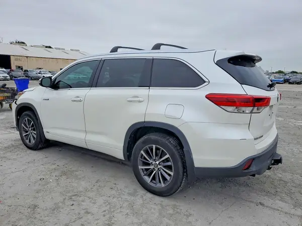 5TDJGRFH4JS051842 2018 TOYOTA HIGHLANDER - Image 2
