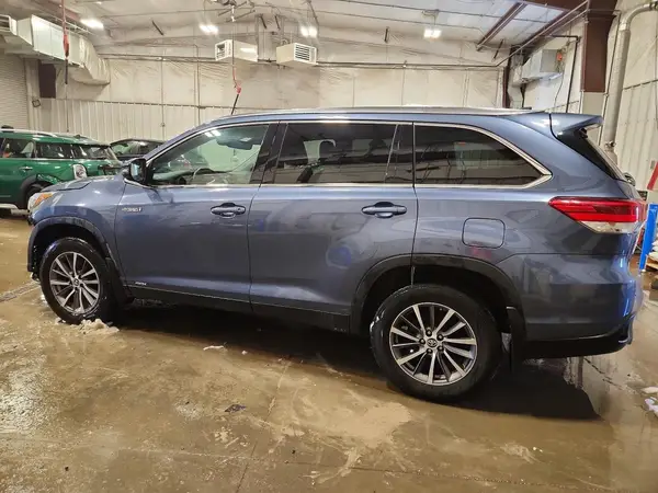 5TDJGRFH4KS063068 2019 TOYOTA HIGHLANDER - Image 2