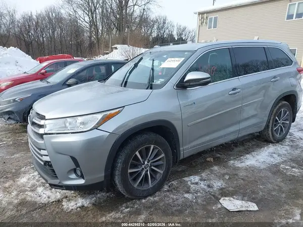 5TDJGRFH5HS025566 2017 TOYOTA HIGHLANDER - Image 2